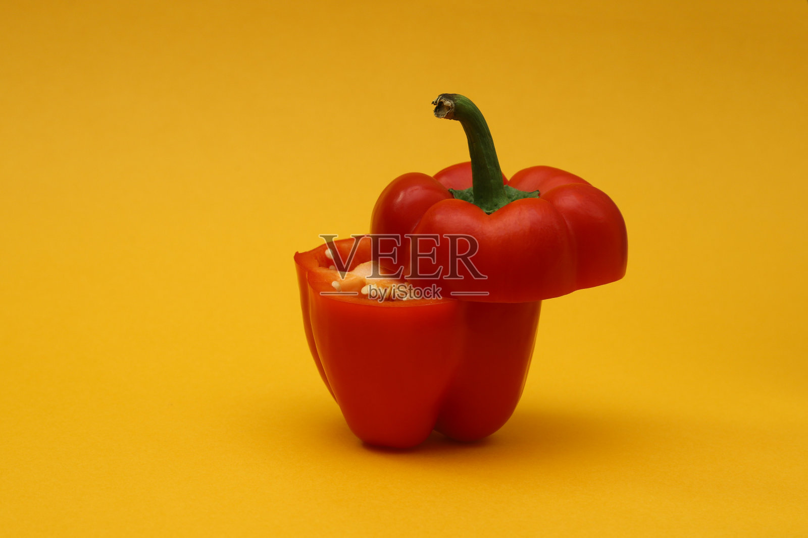 红辣椒切成两半。特写镜头照片摄影图片