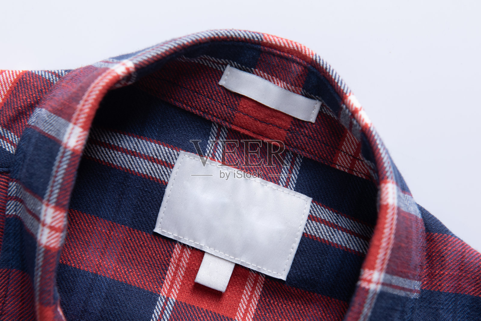 白色空白服装标签标签上的新衬衫面料质地的背景照片摄影图片