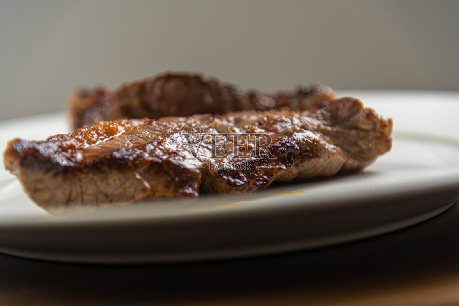 白色背景上的牛肉块照片摄影图片