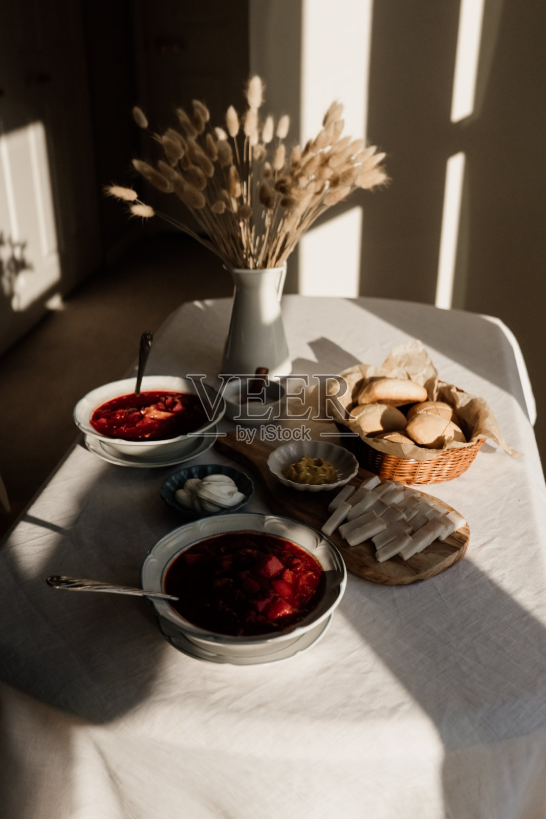 罗宋汤——乌克兰的国菜。乌克兰菜——萨罗,洋葱,芥末,面包。小麦在罐子里。照片摄影图片