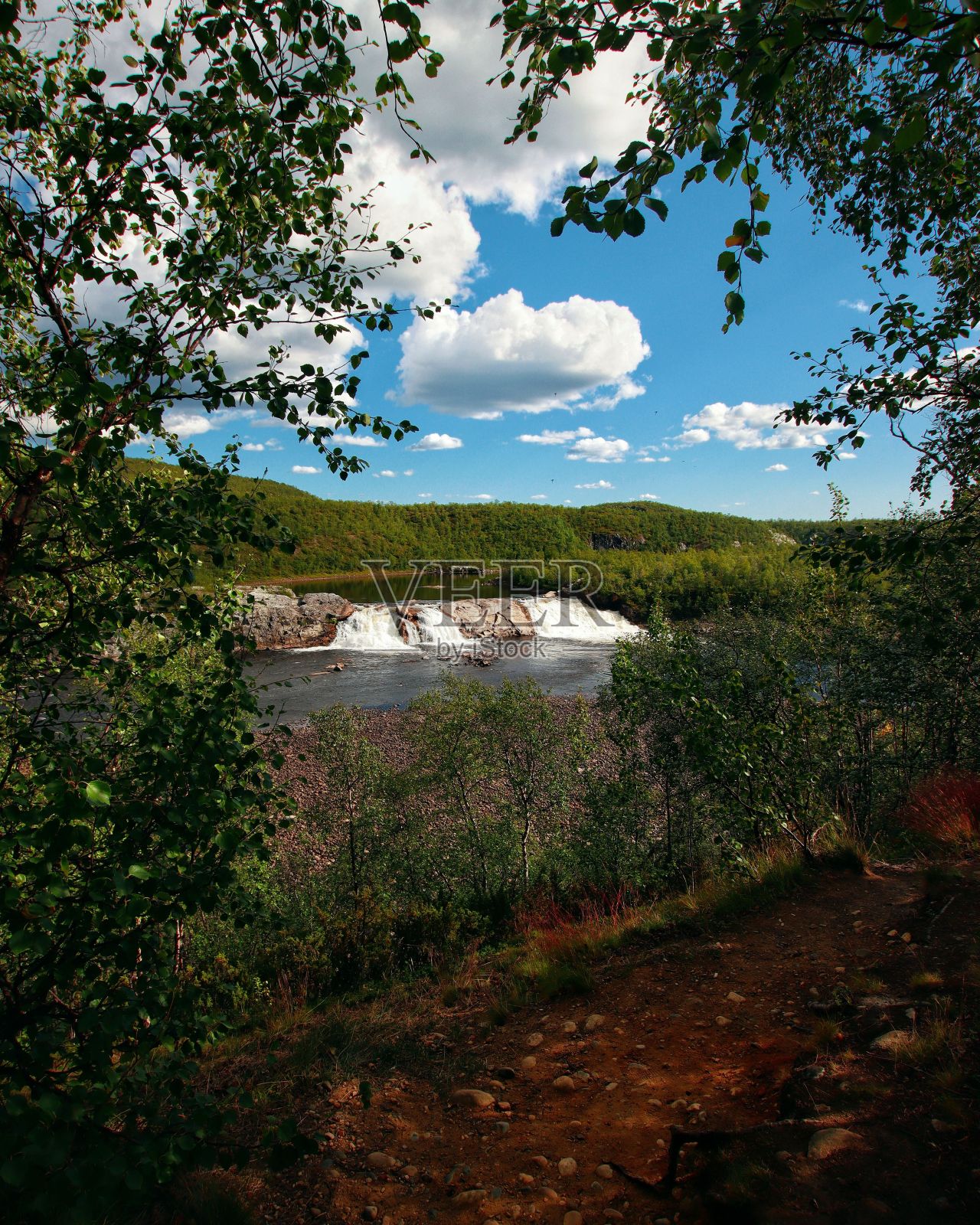 垂直拍摄的美丽的挪威皮克福森瀑布照片摄影图片