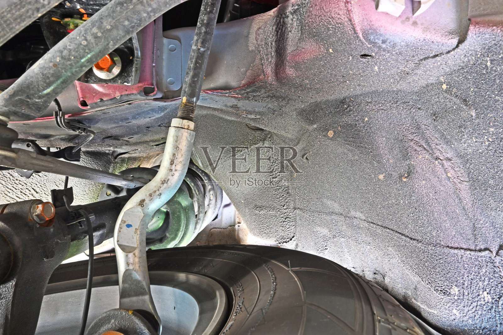 从车下看照片摄影图片