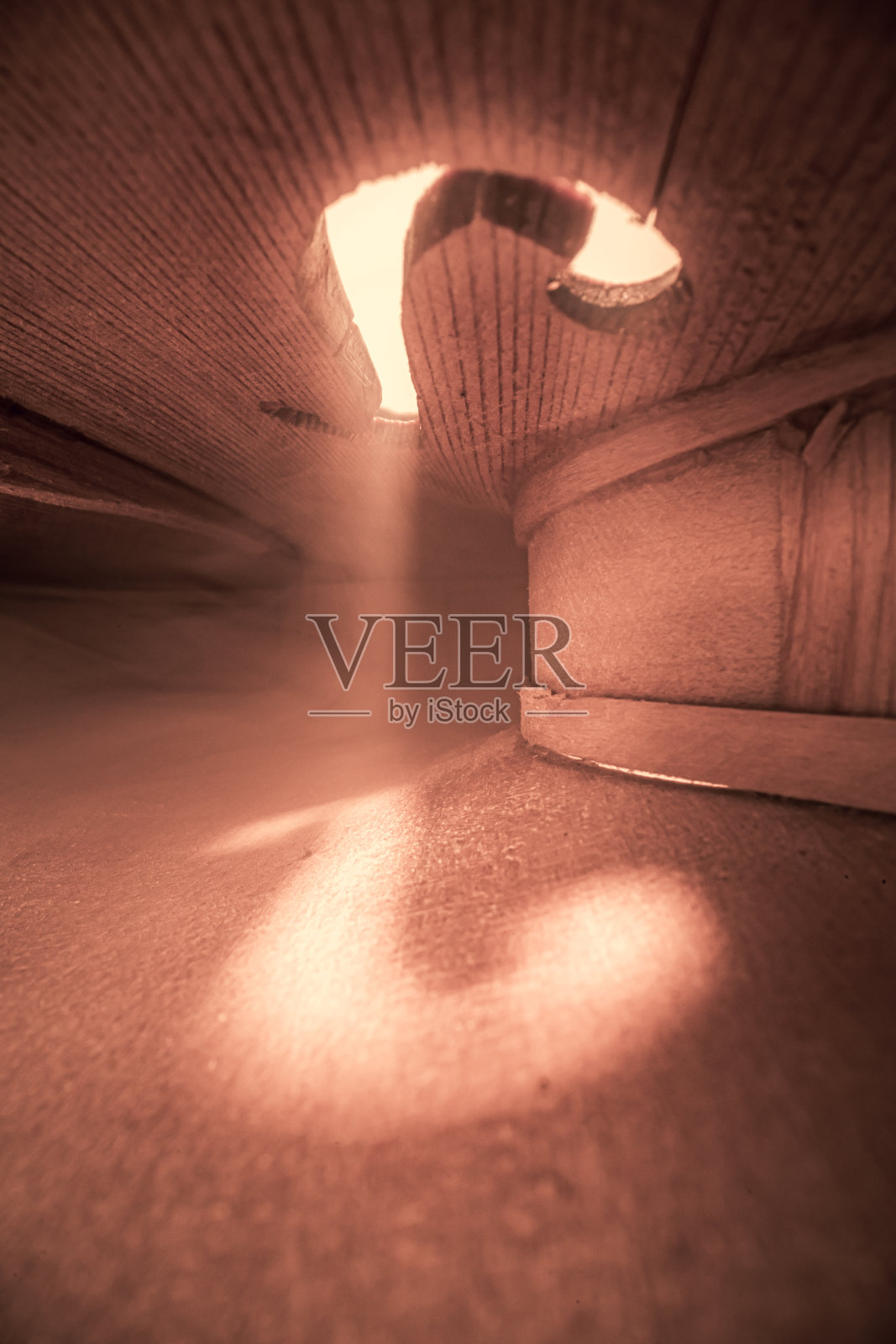 旧小提琴的内部。从里面看古典小提琴。照片摄影图片