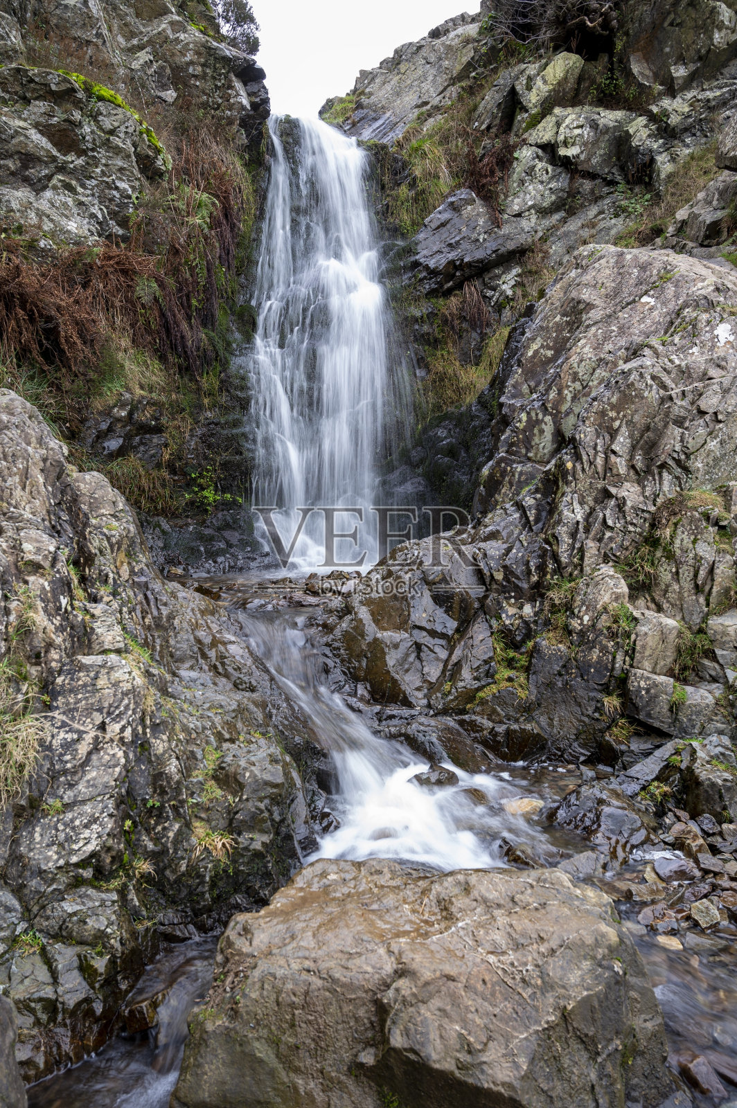 垂直拍摄的里斯科瀑布在伦波,葡萄牙照片摄影图片