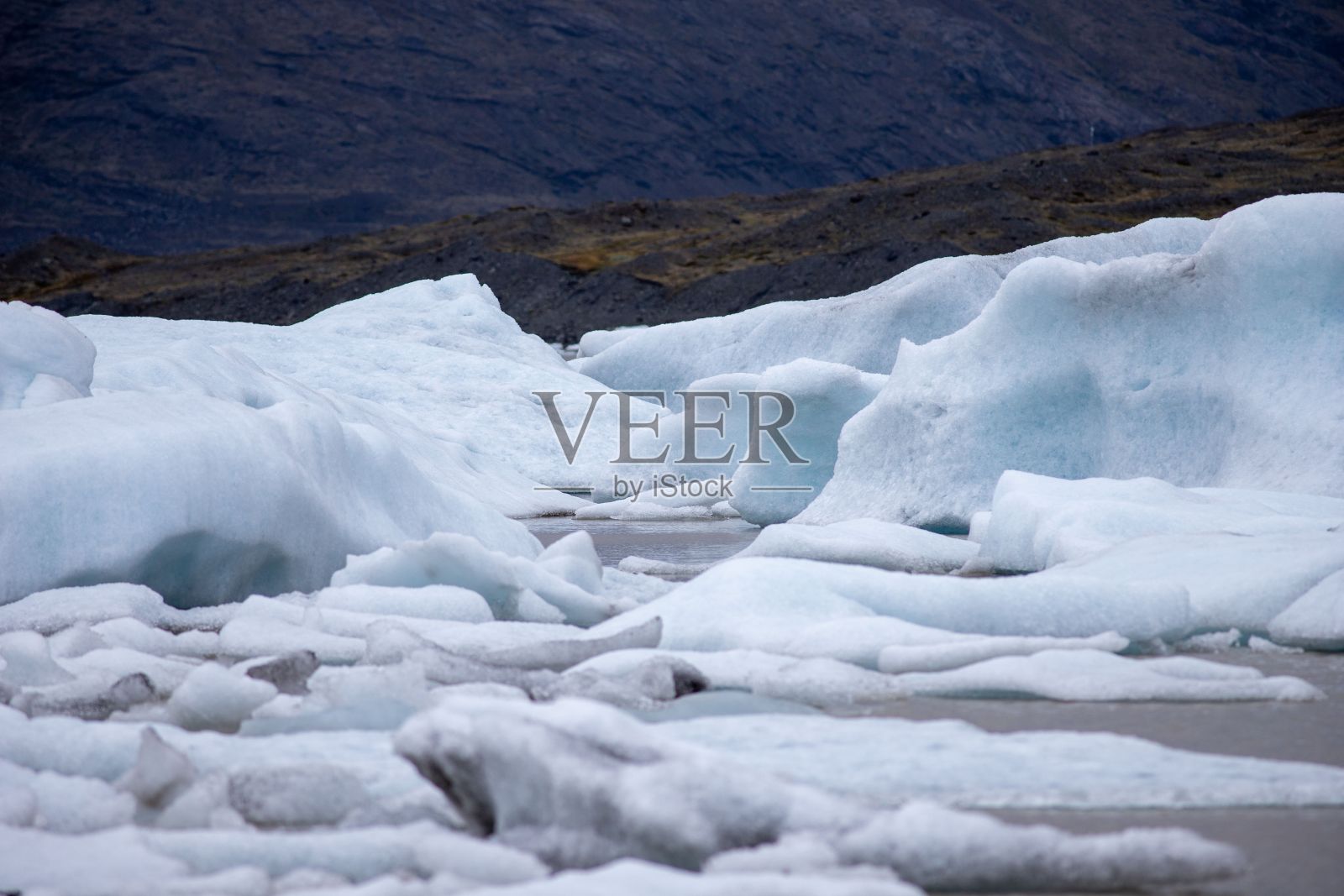 冰岛的Fjallsarlon冰川湖,浮冰帽映衬着雾蒙蒙的天空照片摄影图片