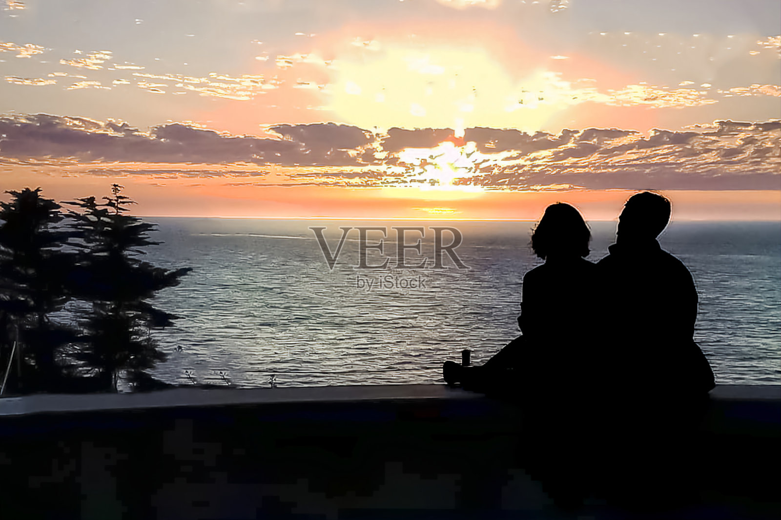 夫妻在瞭望台照片摄影图片