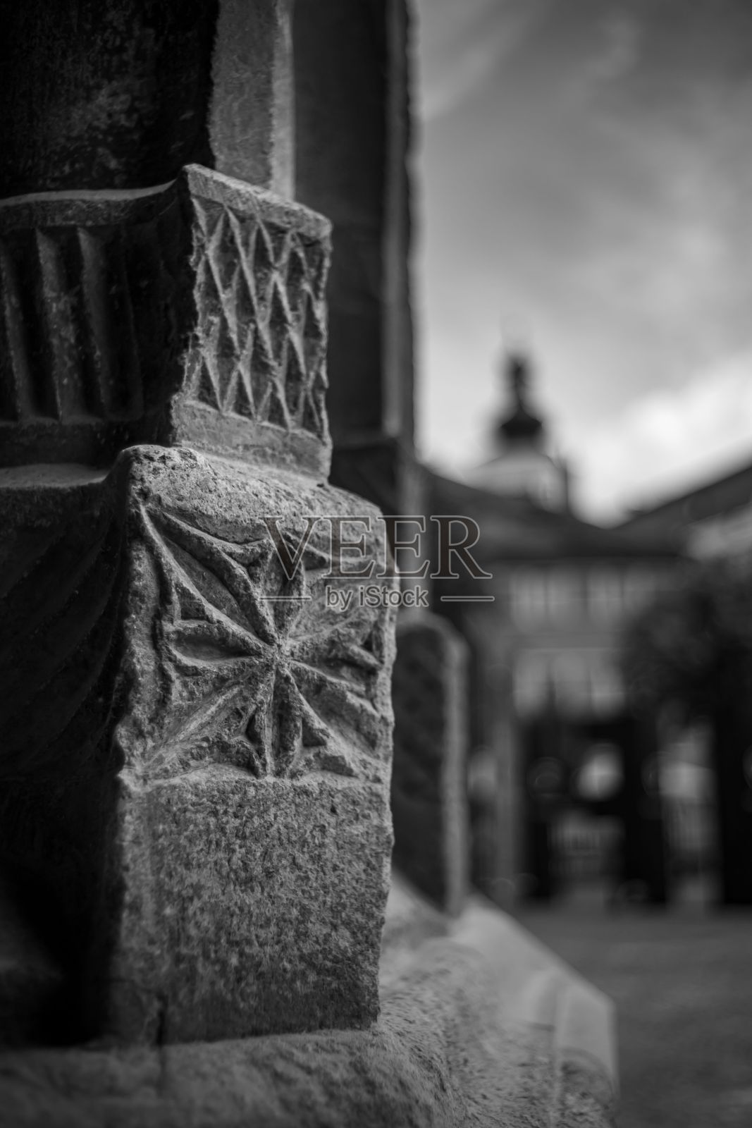 垂直选择聚焦近距离灰度细节石柱基座照片摄影图片