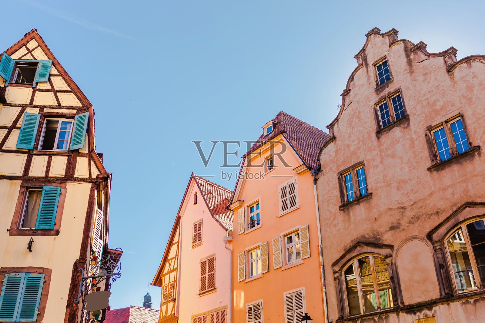 阿尔萨斯。古老的法国古城科尔马。夏天去法国旅行。欧洲国家。法国的建筑。街。房子的外观照片摄影图片