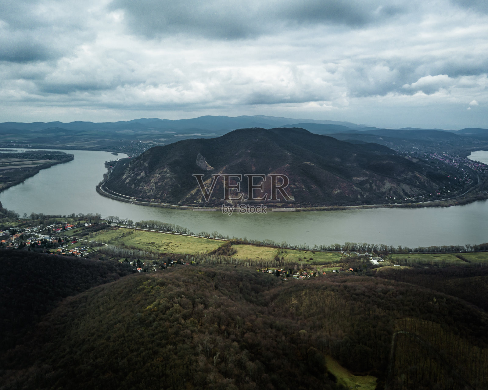 多云天空下山间河流的美丽照片照片摄影图片
