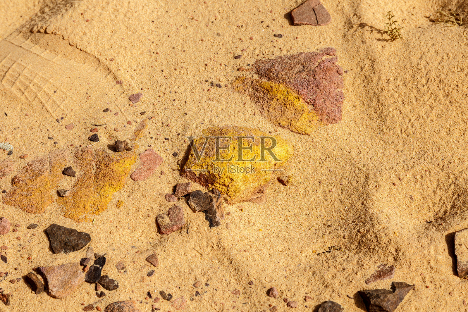 西奈沙漠地面的岩石照片摄影图片