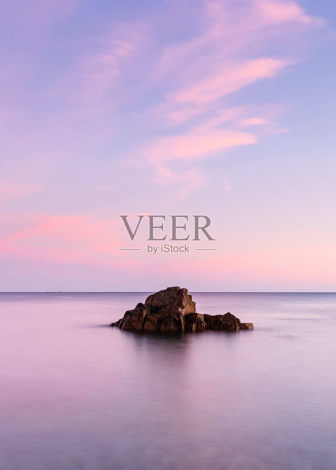 日落背景下岩石海滩的惊人照片照片摄影图片