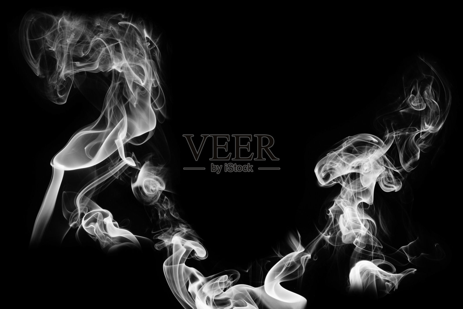 白色神秘的烟雾在黑色背景把焦点放在中心照片摄影图片