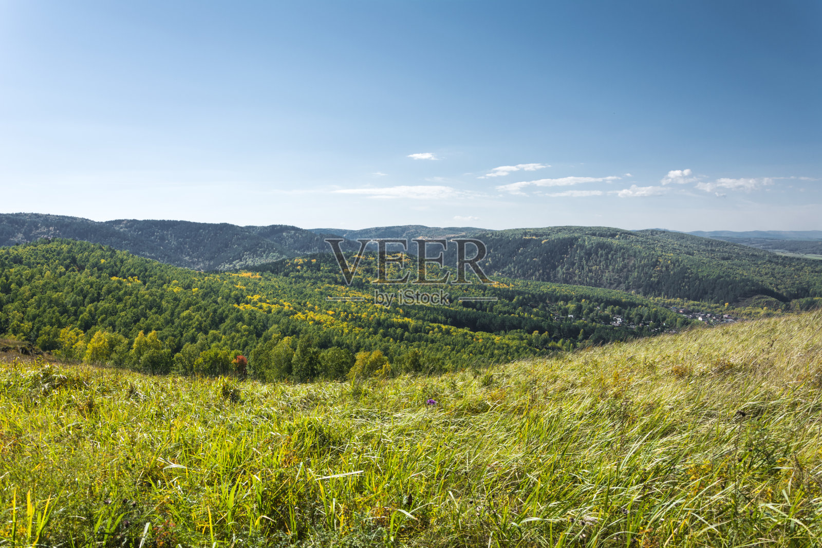 初秋的景色,前景是枯萎的草和全景的山和蓝天与云照片摄影图片