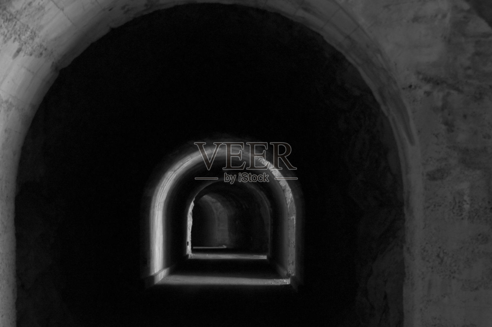 灰色镜头的黑暗混凝土隧道在科贝耶,沃,瑞士照片摄影图片