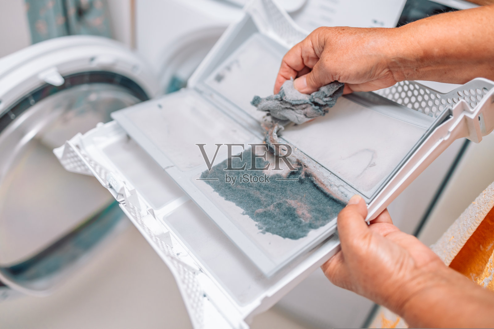 灰尘和污垢被干衣机过滤器困住。照片摄影图片