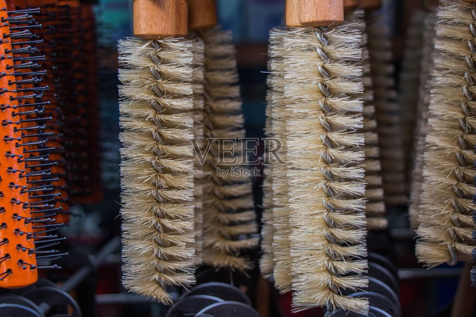 特写镜头的枪清洁刷在衣架上照片摄影图片