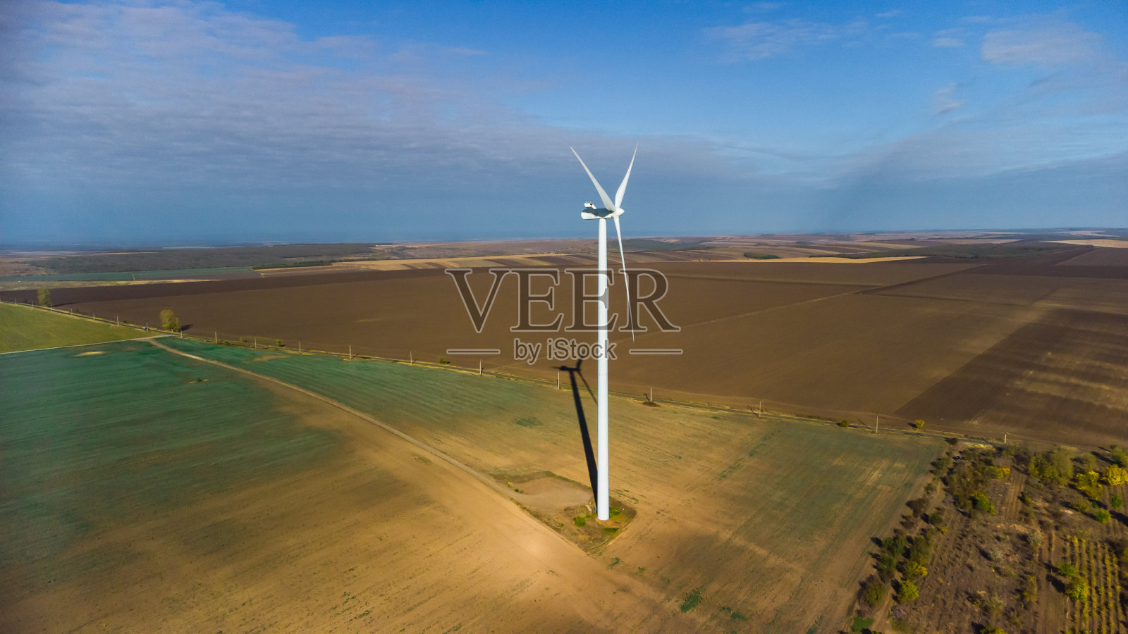 从无人机的角度看,风力涡轮机矗立在田间照片摄影图片