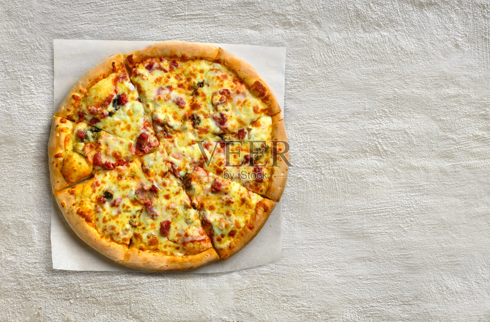 热至上披萨在白色石头混凝土背景纹理与复制空间。平铺,俯视图照片摄影图片