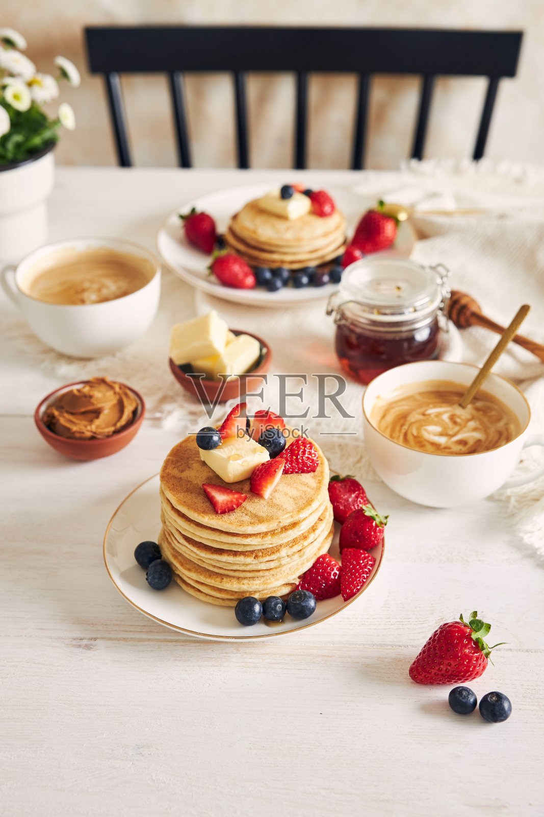 垂直拍摄的美味素食豆腐煎饼与五颜六色的水果,糖浆和咖啡照片摄影图片