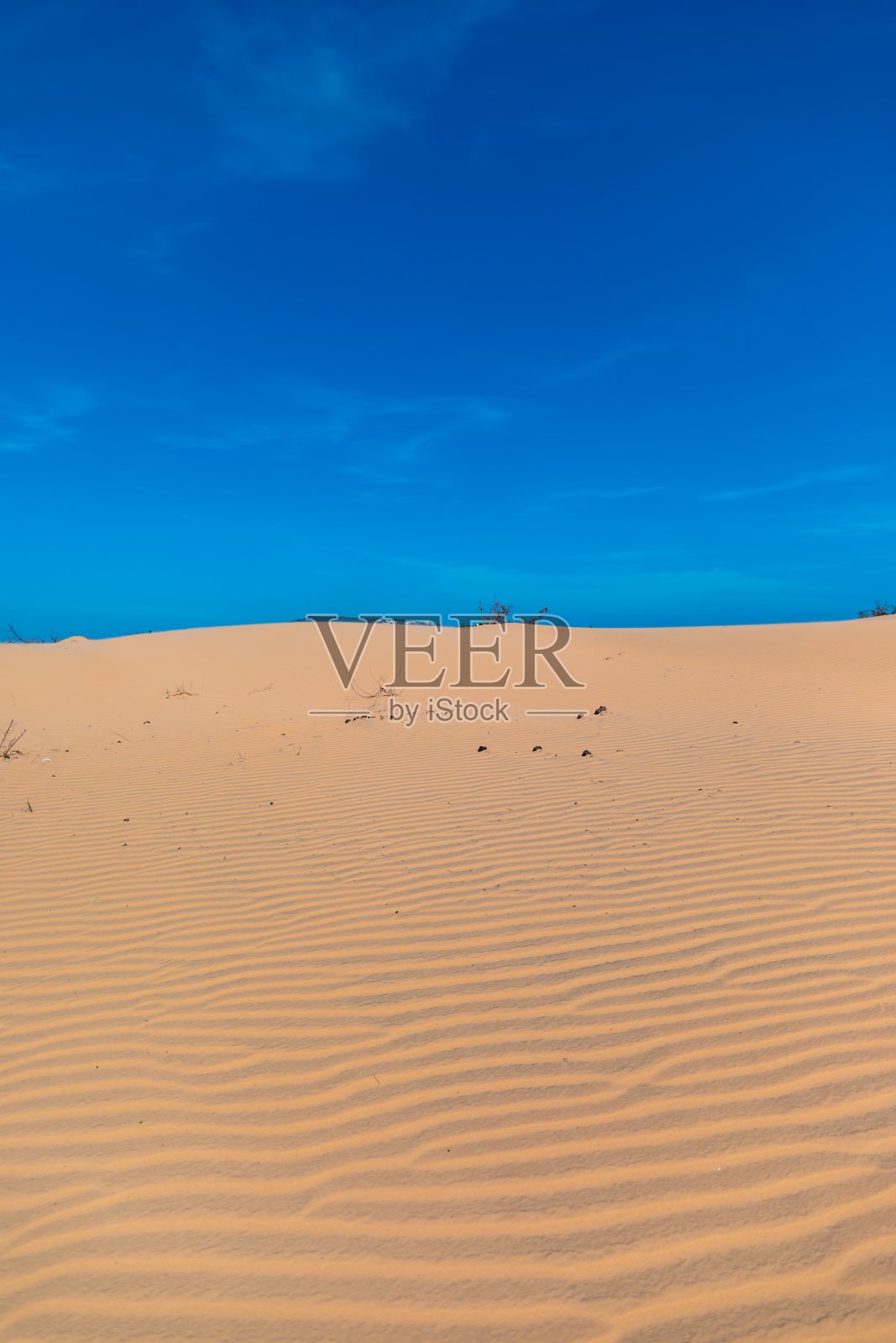 在晴朗的蓝天下,越南美沙丘的垂直图像照片摄影图片