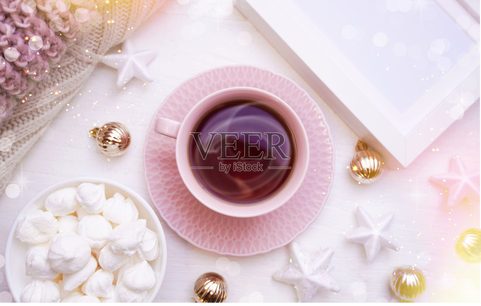 冬季、圣诞节、新年装饰构图、概念、背景。白色马克杯,热茶,咖啡,蛋白霜,针织格纹。圣诞灯。圣诞节早上的情绪。圣诞贺卡。照片摄影图片