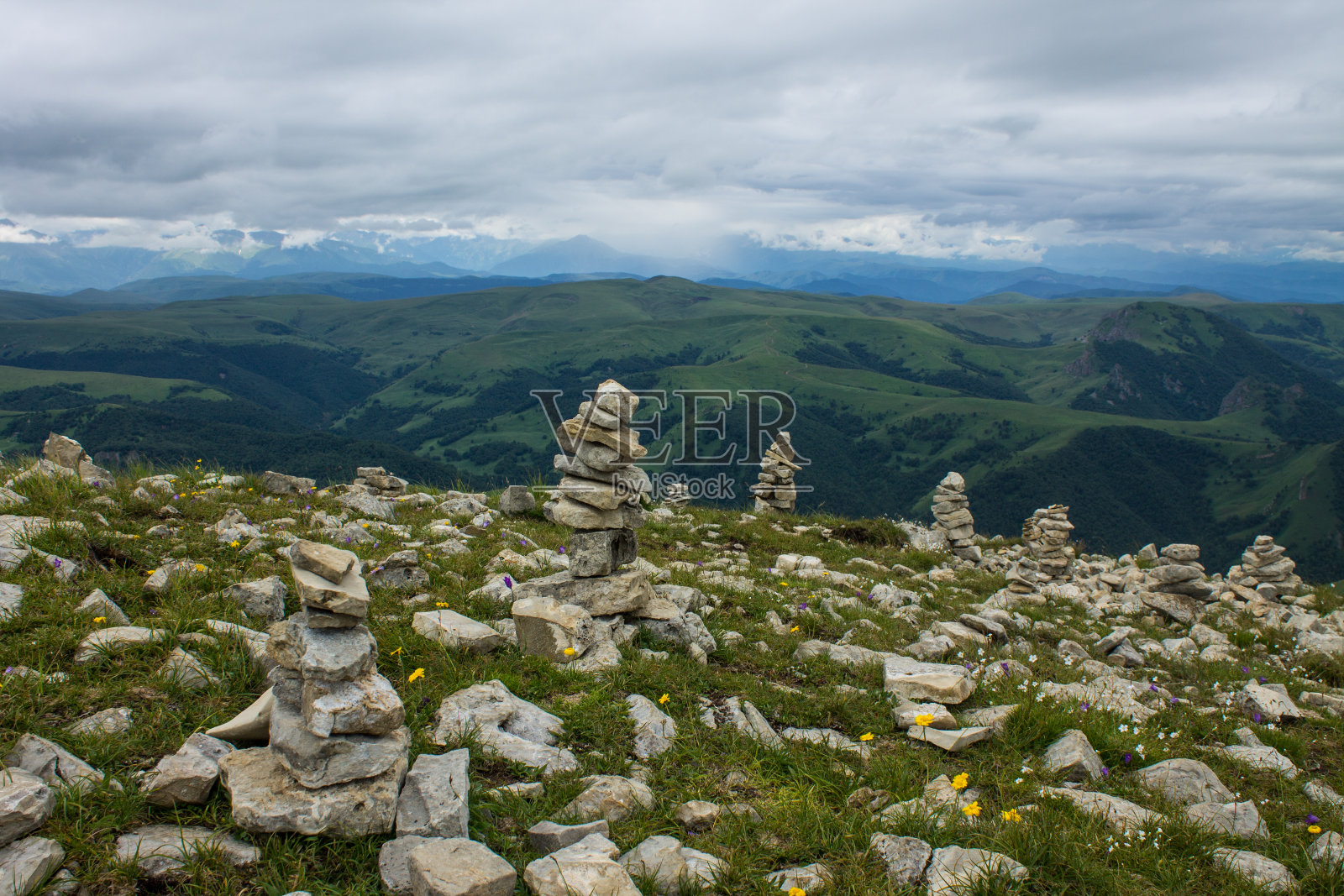 游客在卡拉切切尔克西亚的贝玛米特高原上建造的石头金字塔照片摄影图片