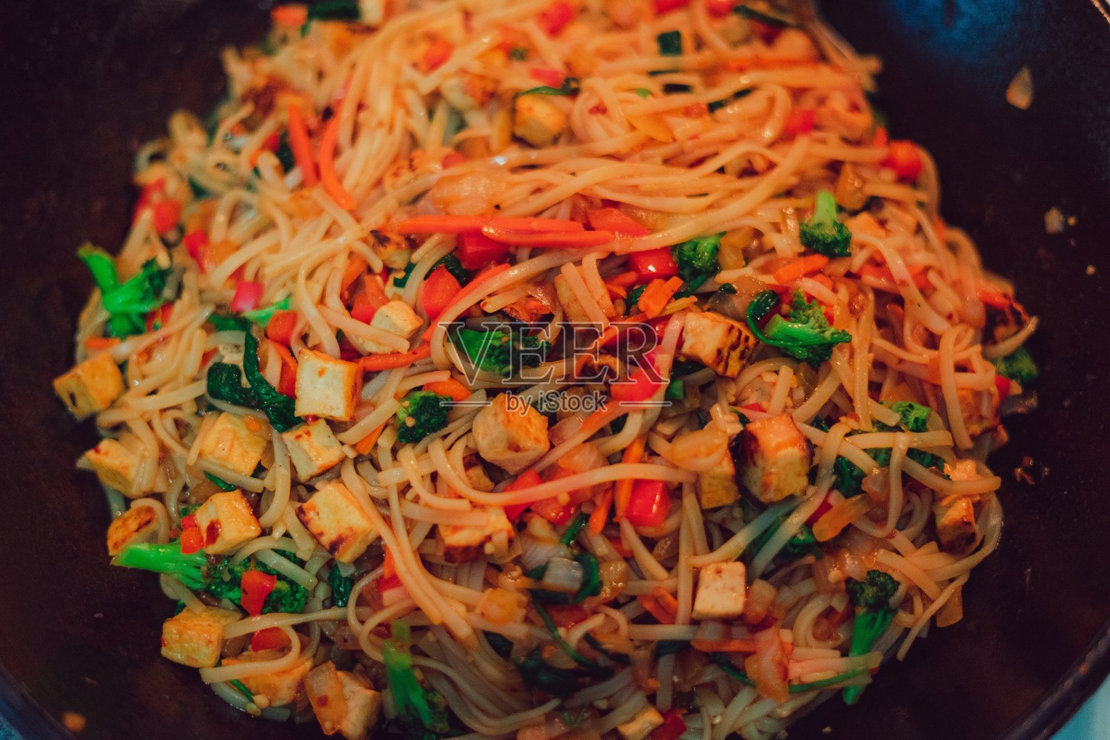 素食泰式炒河粉加豆腐的特写镜头照片摄影图片