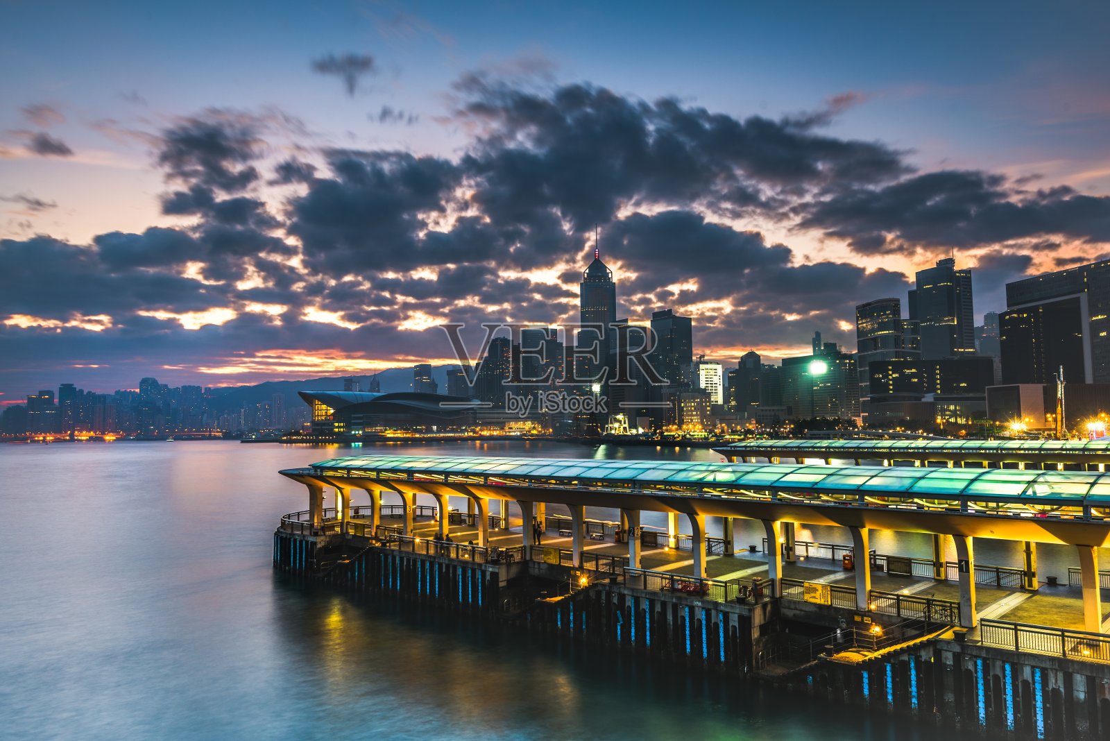 日落时分摩天大楼映衬下的香港美景照片摄影图片