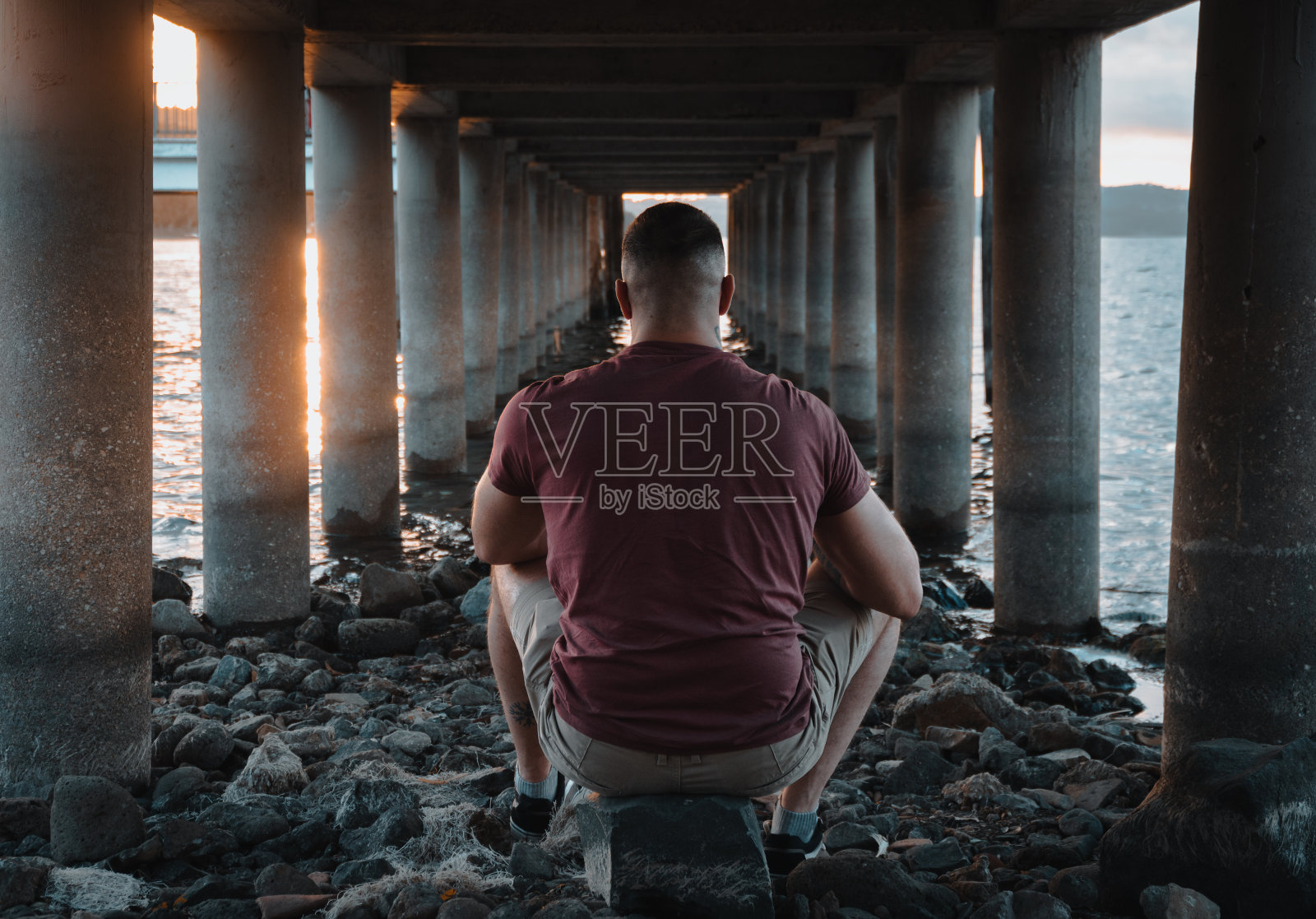 有人坐在桥下照片摄影图片