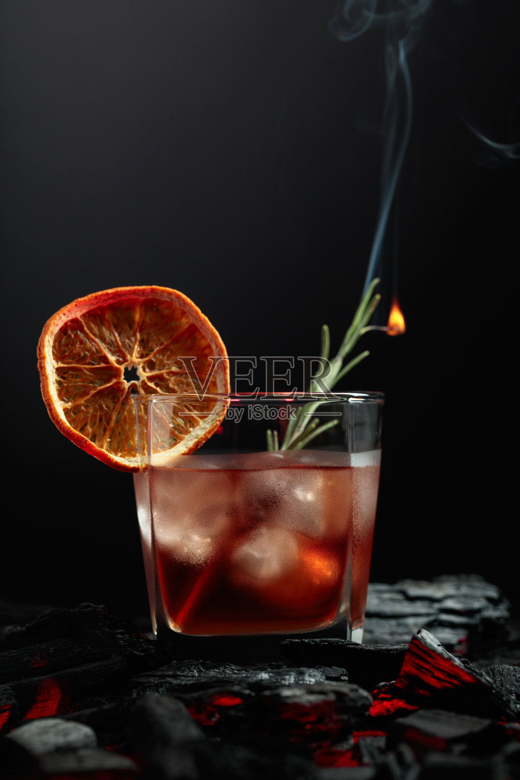 加冰的威士忌,橙片和烤迷迭香。照片摄影图片