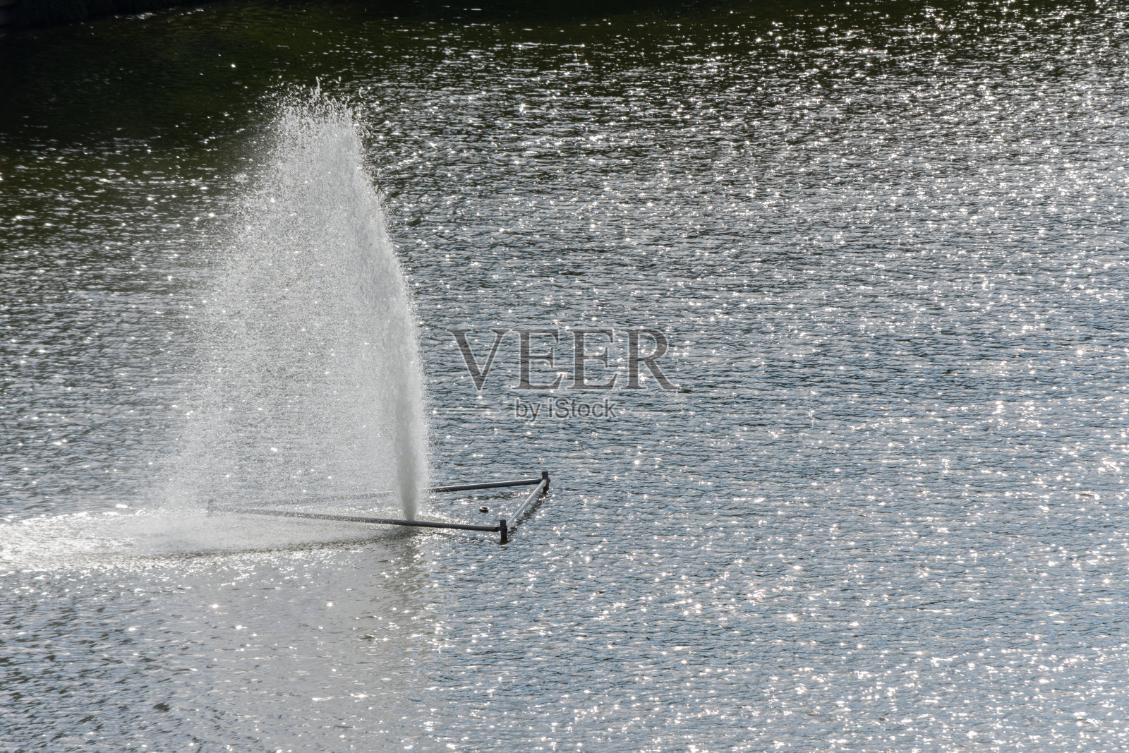 水柱:溅到湖面上的水柱照片摄影图片