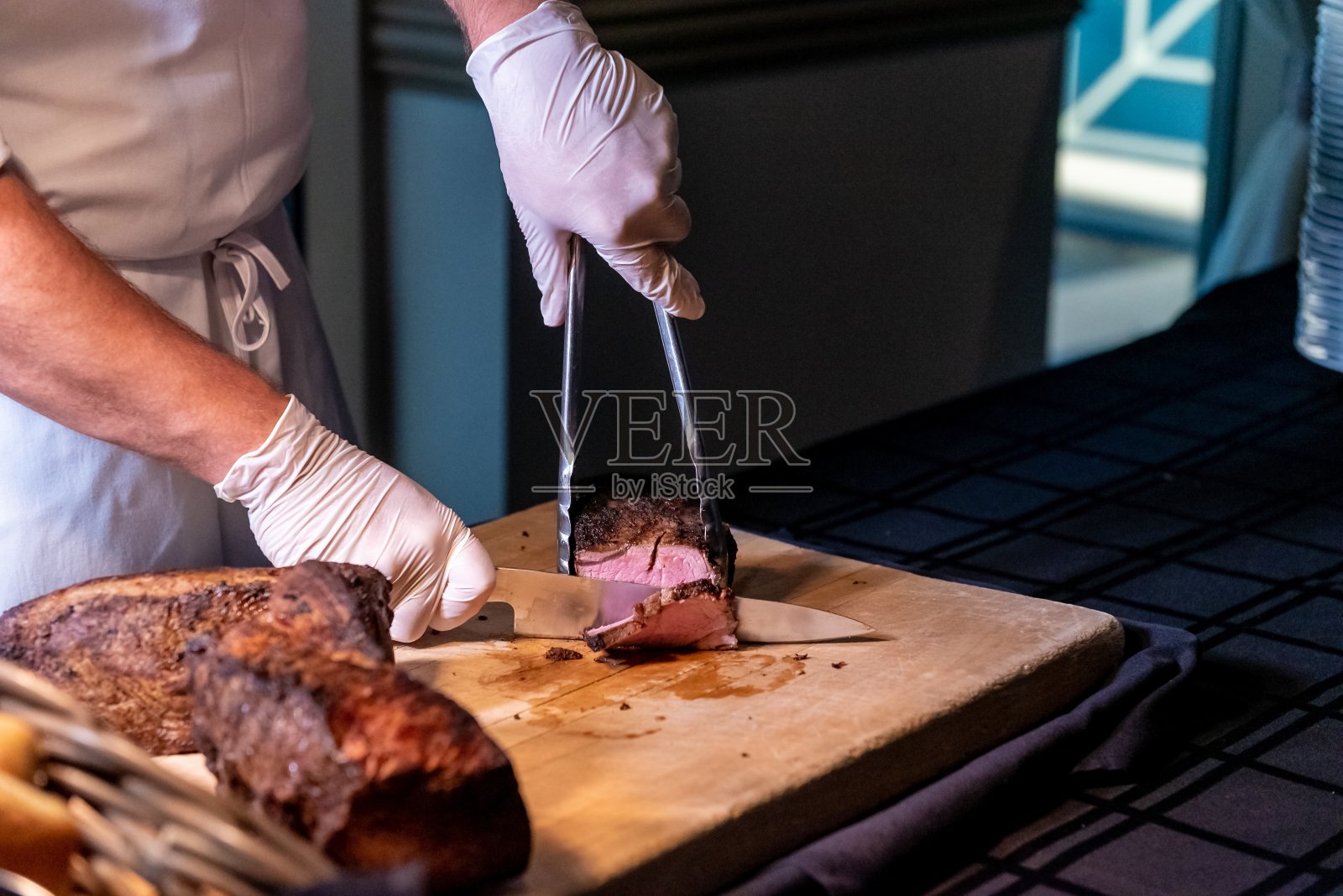 厨师在木板上切一块肉的特写镜头照片摄影图片