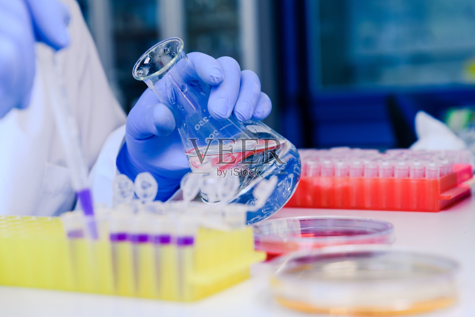 一个人用移液管做冠状病毒检测的特写镜头照片摄影图片