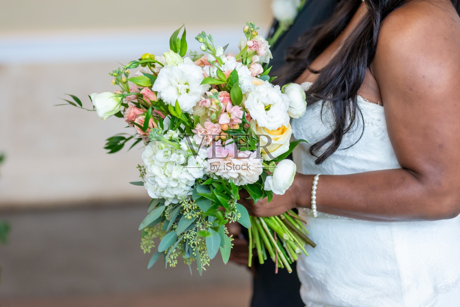 非裔美国新娘拿着美丽的花束的特写镜头照片摄影图片