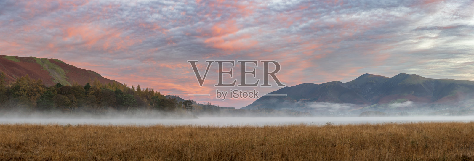 绝对令人惊叹的充满活力的秋季日出景观图像,从湖区的Manesty公园向阳光普照的Skiddaw Range望去,mit横过der温特水面照片摄影图片