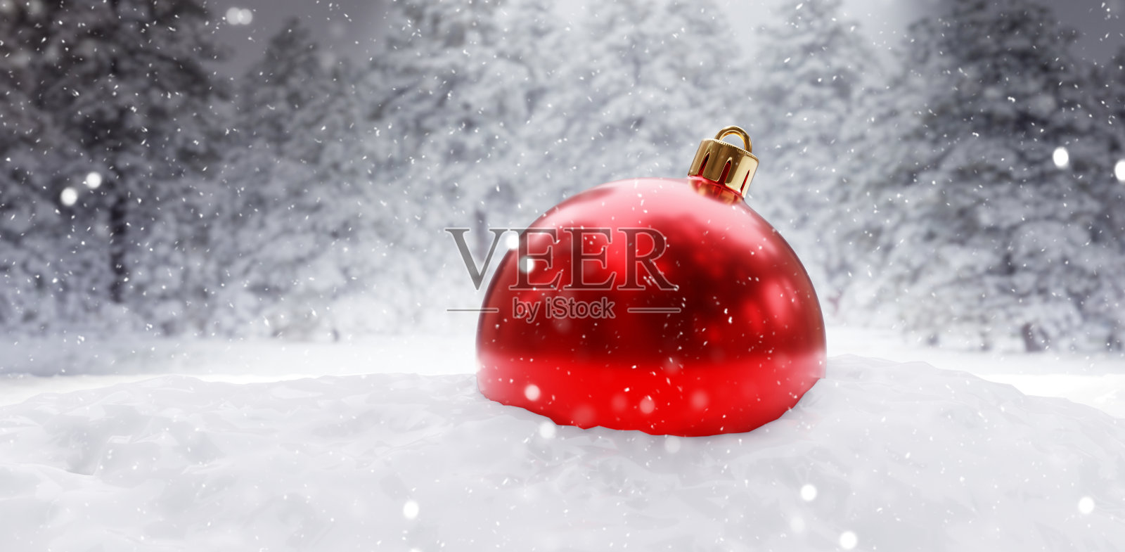 红色的圣诞装饰品在雪地里。森林背景,雪花飘落。寒假。照片摄影图片