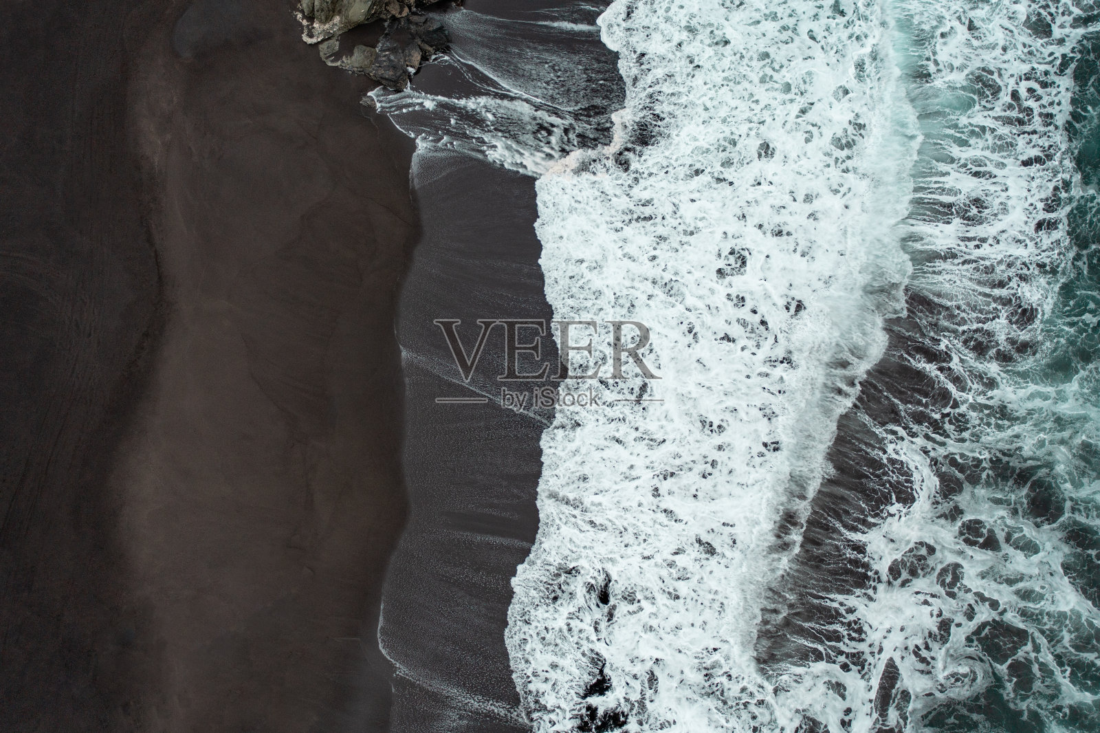 智利海洋鸟瞰图,黑色沙滩。无人机俯视图照片摄影图片