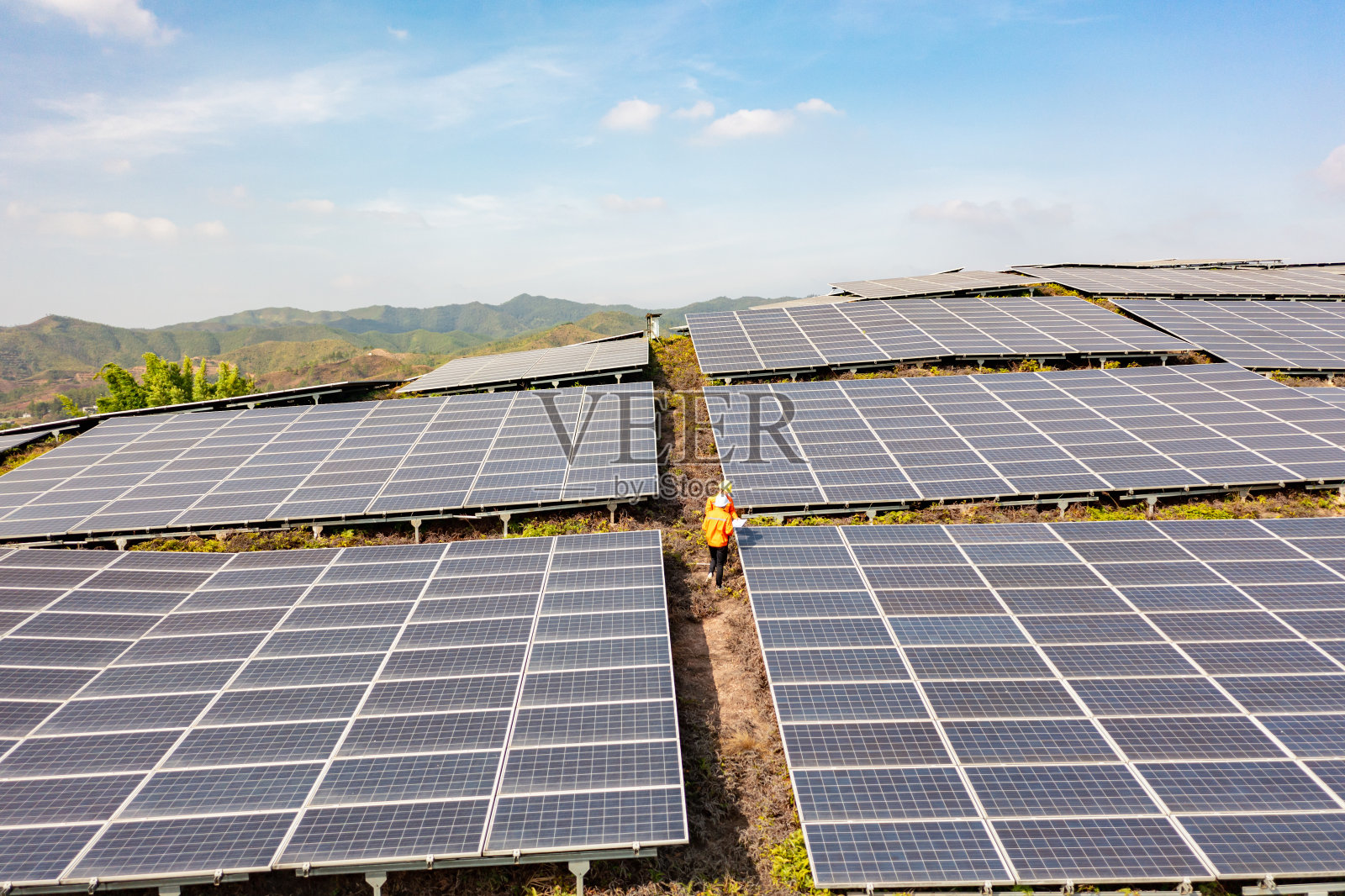 两名工人在太阳能发电厂巡逻照片摄影图片