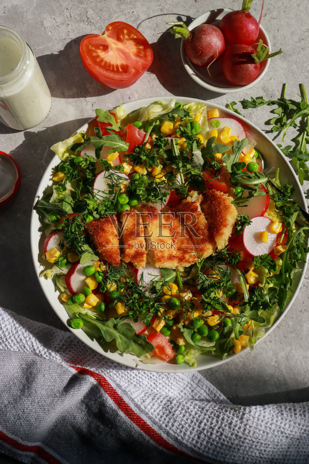 西南鸡肉沙拉在灰色大理石餐桌与调味品,上视图照片摄影图片