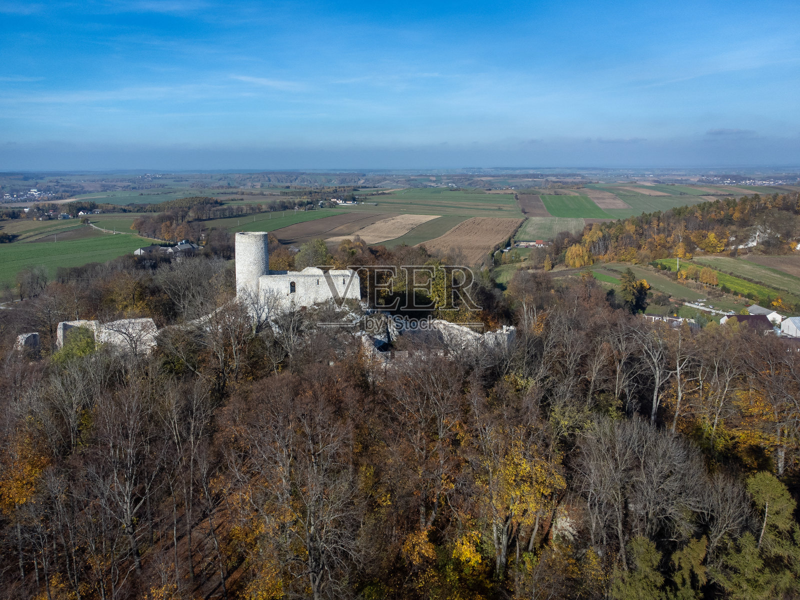 波兰斯莫伦镇的城堡废墟。照片摄影图片