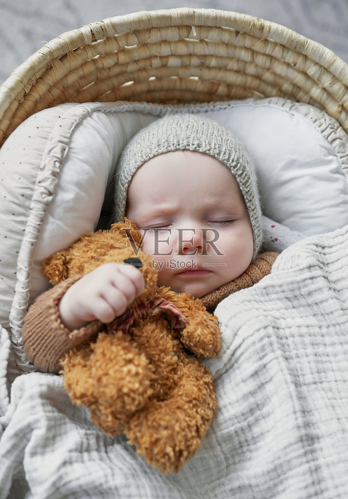 熟睡的圣诞宝宝与圣诞树照片摄影图片