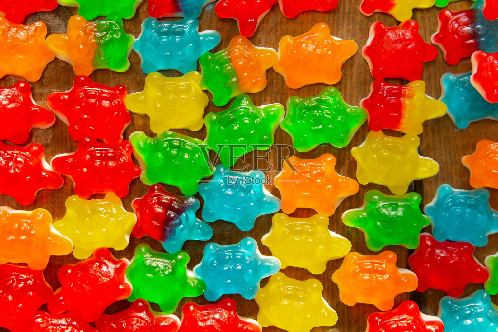 咀嚼橘子酱的质感,以彩色海龟的形式,排成一排照片摄影图片