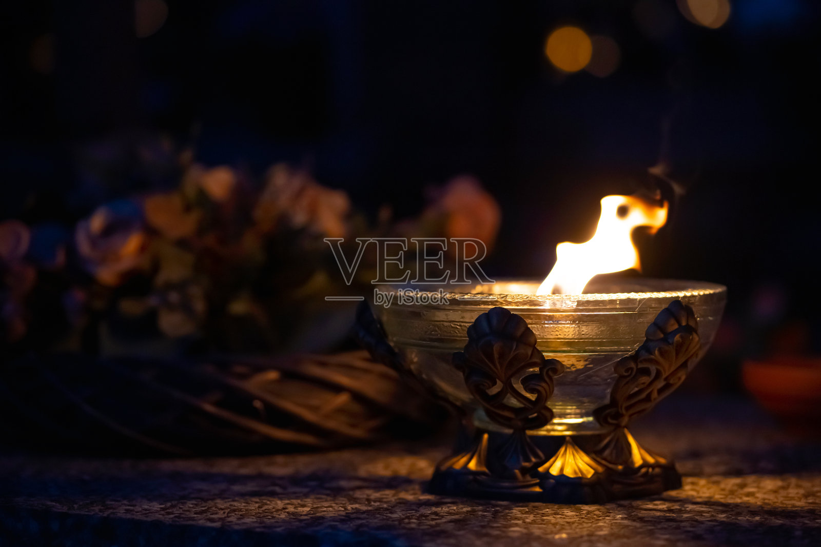 坟墓上的蜡烛照片摄影图片