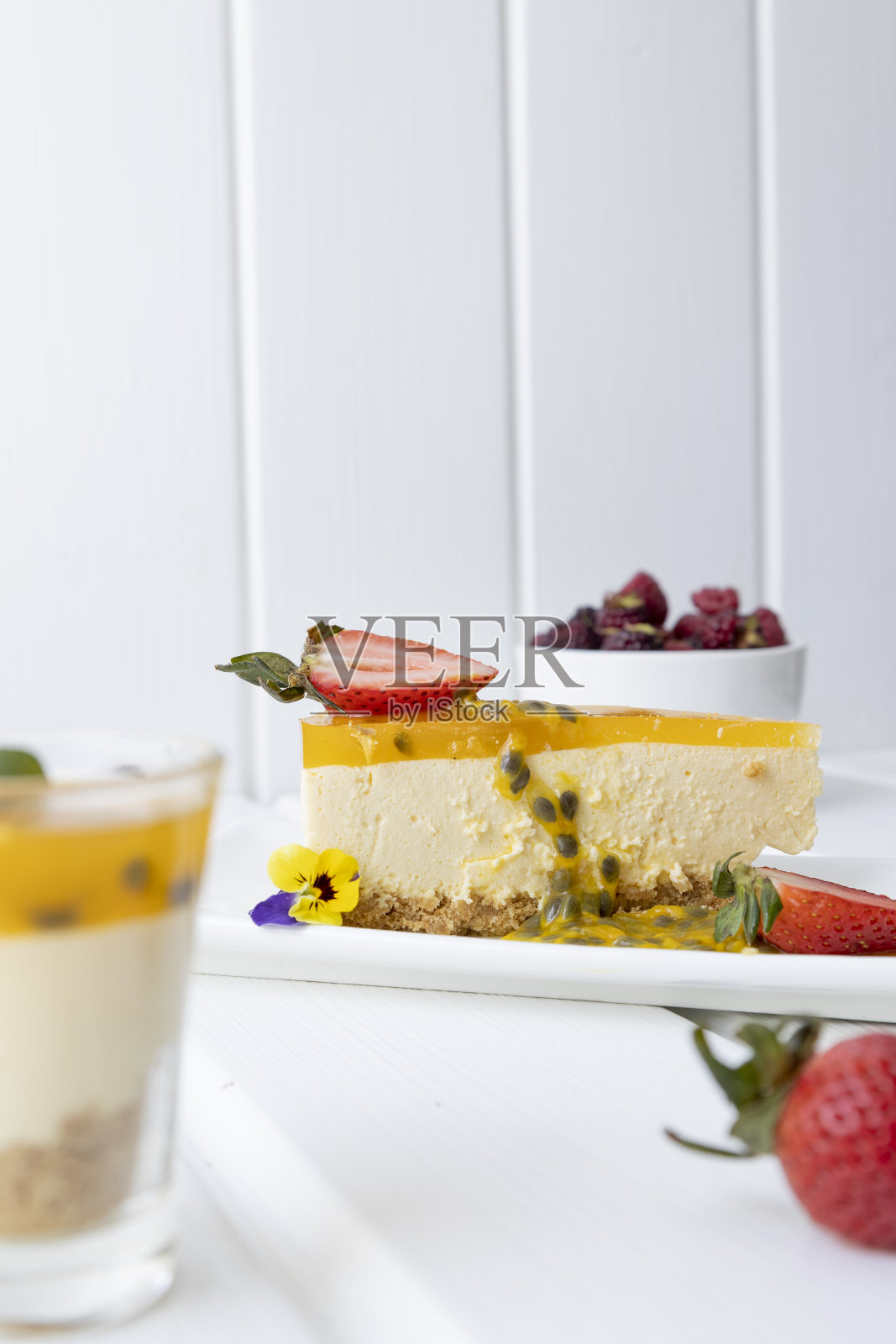 精美的糕点准备摆在桌子上,一块美丽的芝士蛋糕,工作室照片摄影图片