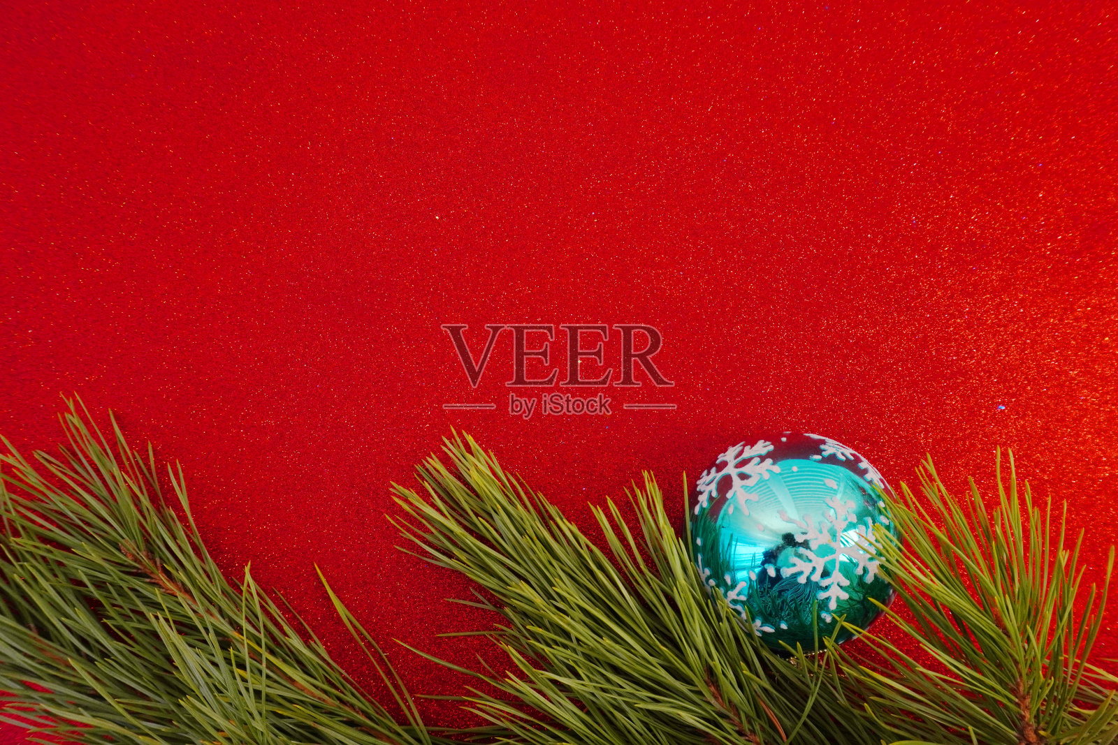 红色的圣诞背景与圣诞树树枝和圣诞球和玩具照片摄影图片