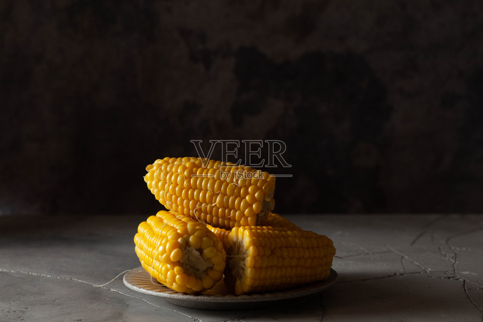在深色背景上煮玉米照片摄影图片