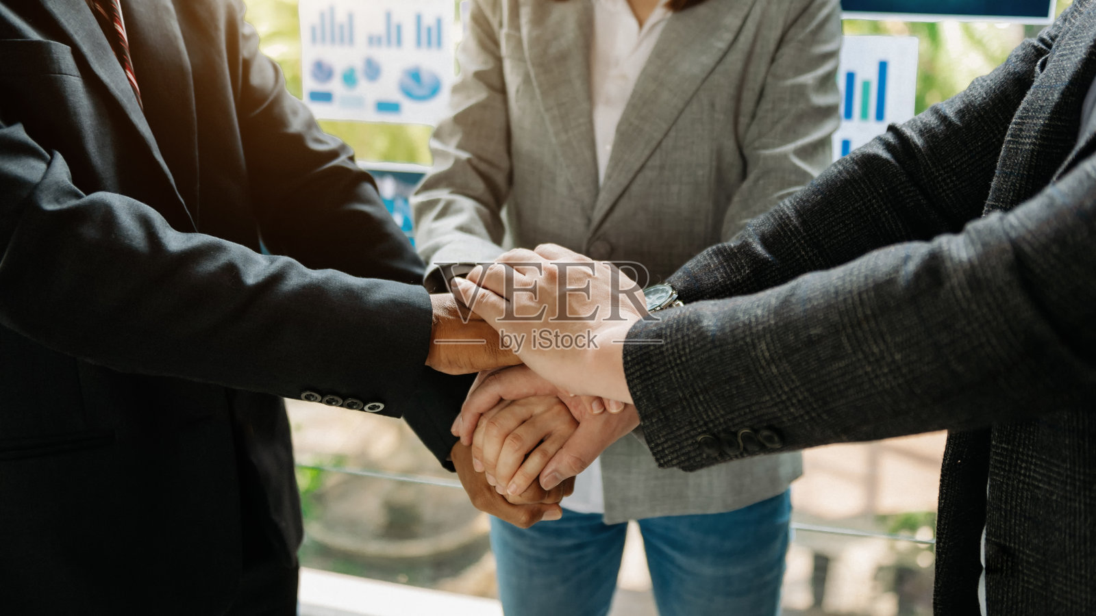 商务握手结束交易模糊的背景人照片摄影图片