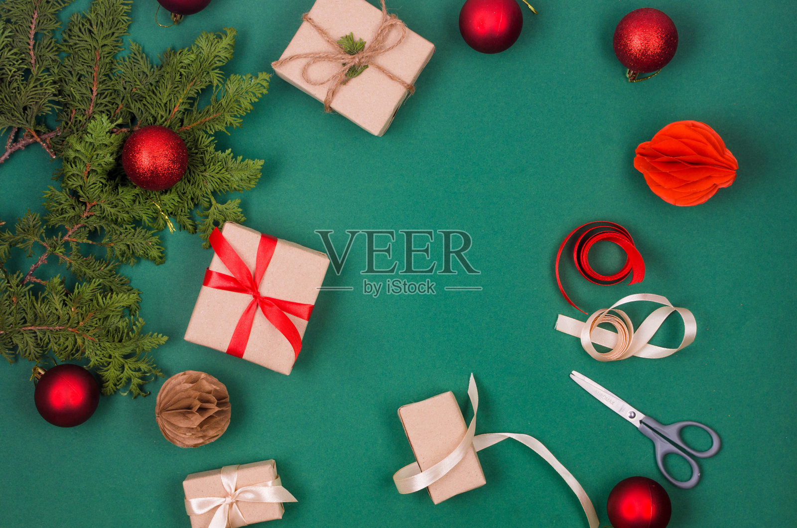 圣诞背景与礼品盒红色的小玩意和丝带照片摄影图片