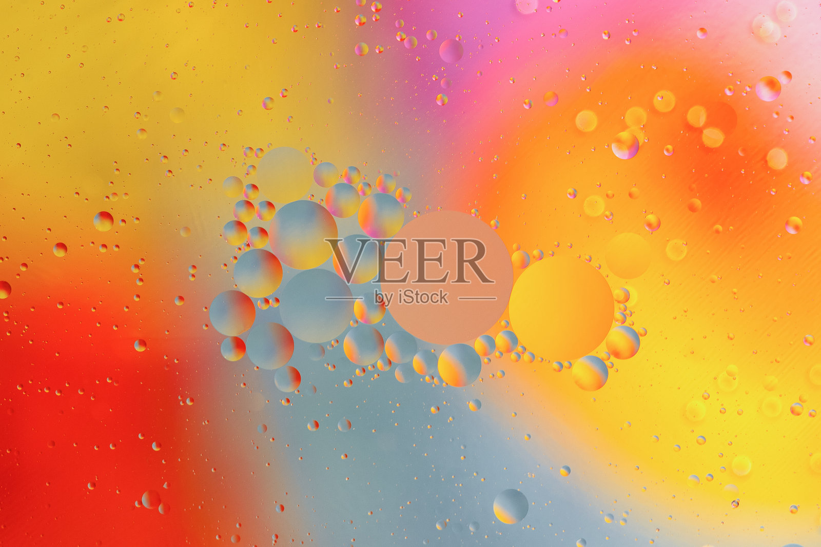 水和油混合的抽象背景。照片摄影图片