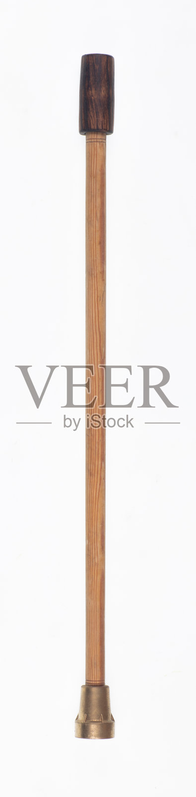 白色背景上孤立的木制手杖照片摄影图片